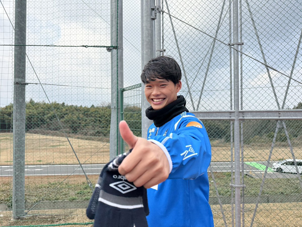 kamatama_kouhou's tweet photo. 💭｜#カマタマ裏話

新加入選手に「一覧作るので笑顔ください！」とカメラをもって回っていると…👀

😆👍👍👍👍

「え、なに？違う？？？」
と言いつつ、初日からとってもいい笑顔くれた #高嶋修也 選手でした。
（お顔が欲しかったので違うと言えば違います😌3枚目を採用しました📸）

#カマタマーレ讃岐 
#ALLFORSANUKI 

ユニフォームは明日まで！
🔗https://t.co/b5FptCtwDw
ファンクラブはこちら👇
https://t.co/NymtwC9548
シーズンパスはこちら👇
https://t.co/928Ja7BAwM