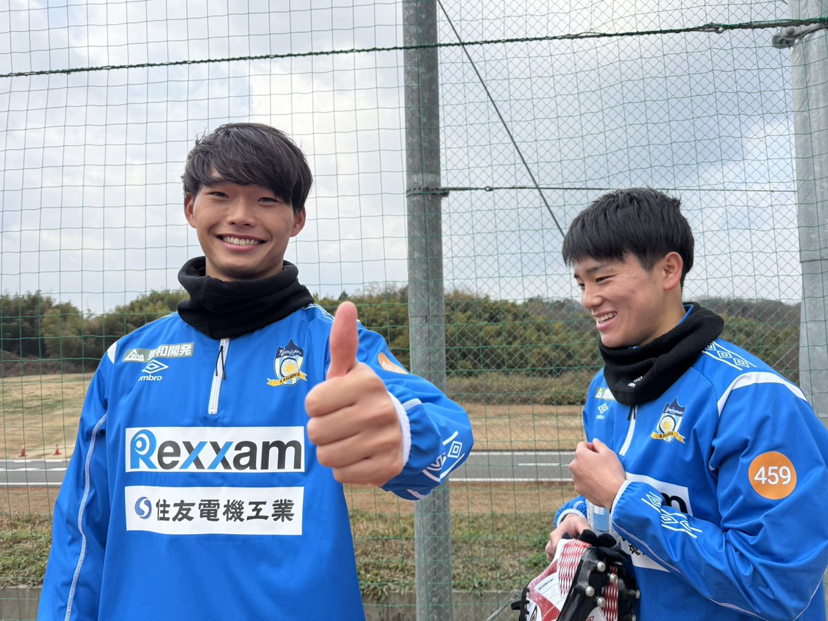 kamatama_kouhou's tweet photo. 💭｜#カマタマ裏話

新加入選手に「一覧作るので笑顔ください！」とカメラをもって回っていると…👀

😆👍👍👍👍

「え、なに？違う？？？」
と言いつつ、初日からとってもいい笑顔くれた #高嶋修也 選手でした。
（お顔が欲しかったので違うと言えば違います😌3枚目を採用しました📸）

#カマタマーレ讃岐 
#ALLFORSANUKI 

ユニフォームは明日まで！
🔗https://t.co/b5FptCtwDw
ファンクラブはこちら👇
https://t.co/NymtwC9548
シーズンパスはこちら👇
https://t.co/928Ja7BAwM
