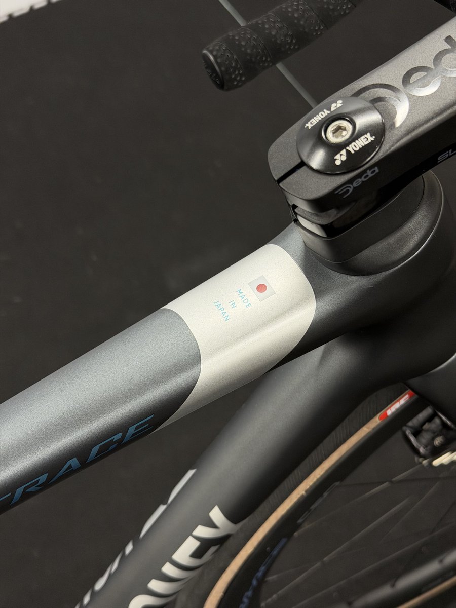 遂にYONEXの新型ロードバイク「TRACE」が発表されました👀✨
今日に至るまで何度も試乗テストに参加させていただき、剛性のバランスや乗り味について開発担当の皆様と意見交換を重ねてきました。

誰もが速く走る喜びを感じることができるバイクだと思います。見た目も超カッコいい😎