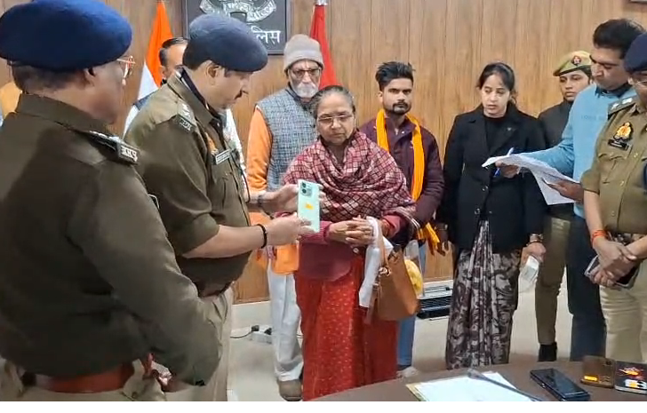 bstvlive's tweet photo. इटावा- CEIR PORTAL गुम फोन ढूंढने का हथियार
➡साक्ष्यों से 101 मोबाइल किए गए ट्रेस
➡कई कंपनियों के 101 मोबाइल बरामद
➡SSP इटावा के निर्देशन में टीम को सफलता
#Etawah #CEIRPortal #MobileTracking @etawahpolice https://t.co/wEytmAi4iq
