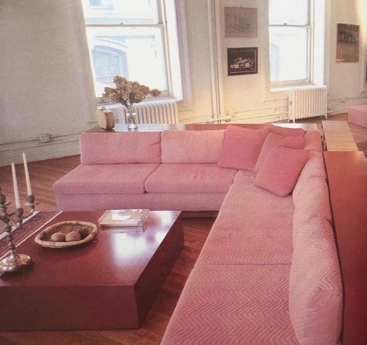 HopzzJuicy's tweet image. Wouldn’t mind having a pink couch