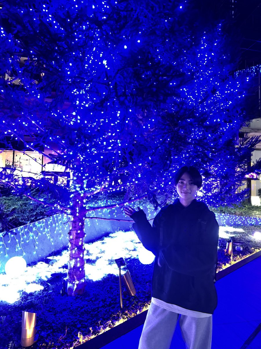 bmsg_trainee's tweet photo. ⸜ ✉️ #LETTER_FROM_AOI ✨ ⸝

皆さん、お元気ですか？
寒さに弱い #_AOI です🥶

先日、横浜にある大きな楽器屋さんで楽器体験をしてきました！
アコースティックギターやドラム、バイオリンも体験しました！
どの楽器も慣れていないとめちゃくちゃ難しいですね😆

ギターは手が思うように動かなかったし、バイオリンはしずかちゃん状態でした😂
唯一ピアノだけが安心して弾けました😌

帰りに綺麗なイルミネーションがあったので、寒さも忘れて思わず写真を撮っちゃいました✨✨
皆さんもイルミネーションは好きですか？✨✨

#BMSGTRAINEE #BMSG