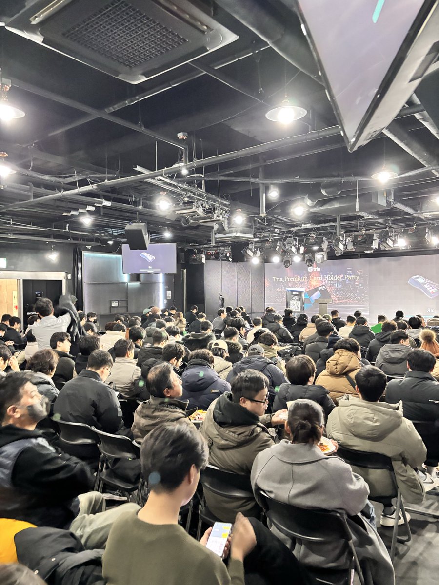 _21do_'s tweet photo. 트리아 밋업에 왔습니다!
정말 많은분들이 오신듯합니다!!
트리아의 미래가 밝네요ㅋㅋ
#Tria #Triameetup https://t.co/XzRrBplnpi