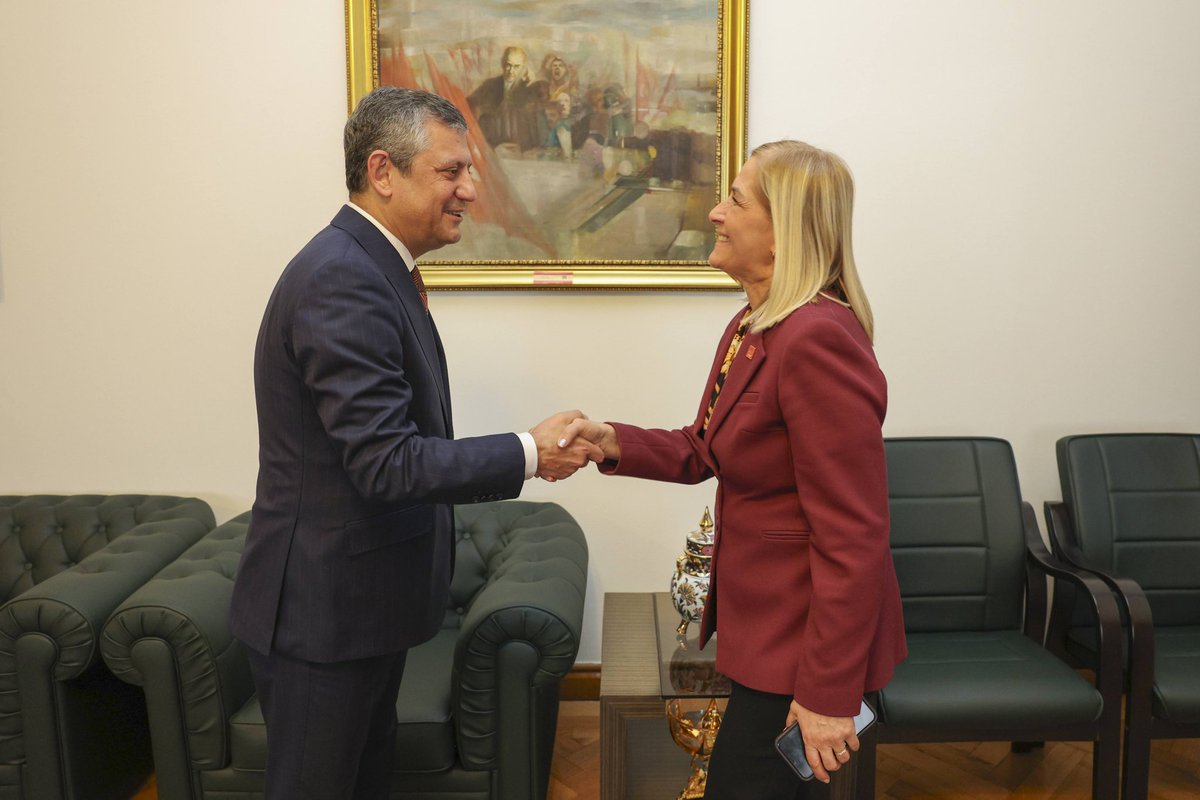 ecznazanguneysu's tweet photo. Samsun İl Başkanımız Mehmet Özdağ, Samsun Milletvekilimiz Murat Çan, Çarşamba İlçe Başkanımız Bilgihan Bakır ve ilçe yöneticilerimizle birlikte Genel Başkanımız Sayın Özgür Özel ile bir araya geldik.

Samsun’da yükselen değişim talebini, örgütümüzün sahadaki kararlı mücadelesini ve halkın umudunu büyüten çalışmalarımızı Sayın Genel Başkanımızla paylaştık.

Sayın Genel Başkanımıza çok teşekkür ederiz.