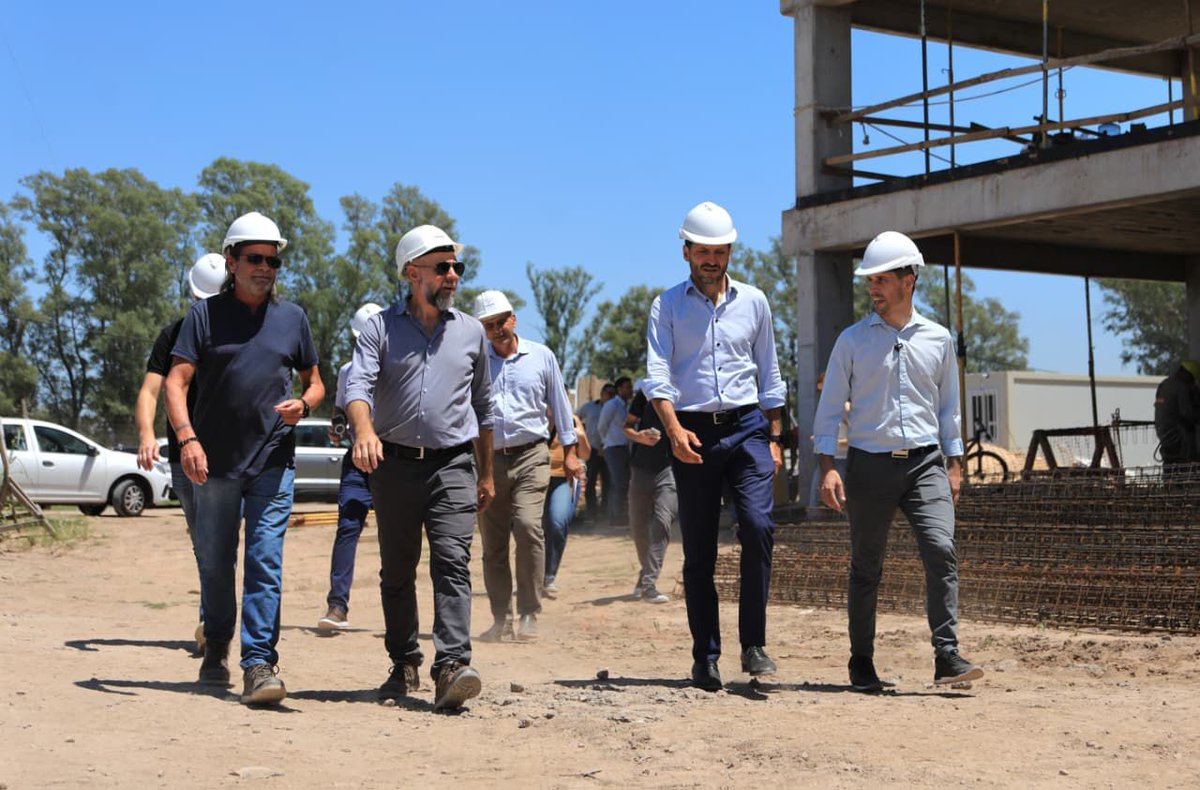 Pullaro y Viotti recorrieron el avance del Microestadio Distrito Joven, una obra clave para los Juegos Suramericanos 2026. rafaela.gob.ar/Sitio/Noticia.… #RafaelaCiudad