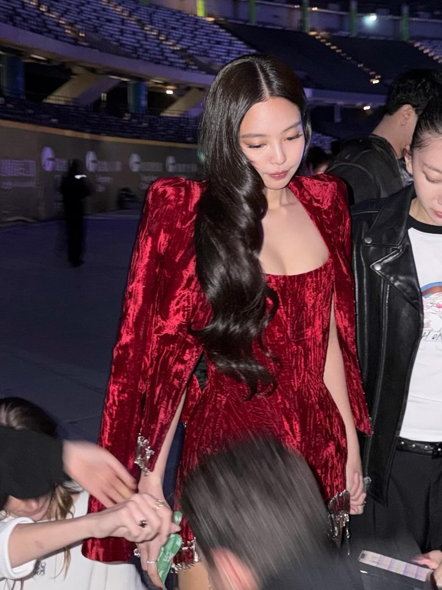 TheePopCore's tweet image. JENNIE exudes timeless class &amp;amp; elegance in new photos, serving real It-girl energy and a presence that just hits different.