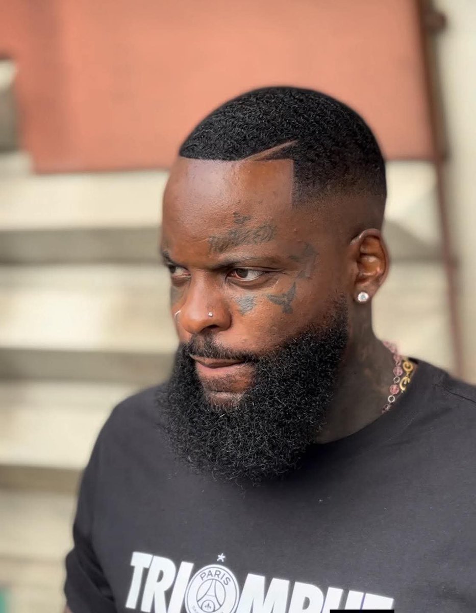 lemedia100filtr's tweet image. 🇨🇩 🇫🇷 NOAH LUNSI :

« Moi, les femmes de mes proches, je n’ai ni leurs numéros, ni leur Snap, ni aucun contact avec elles. Quand je veux passer à la maison , je passe toujours par mon frère ou par mon gars ; je ne parle pas directement avec elles.
S’il arrive qu’elles soient…