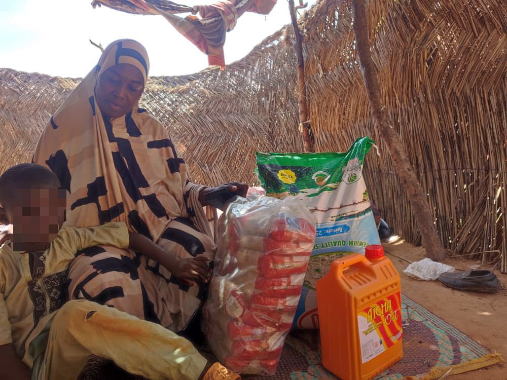 ModiMouna's tweet image. Maïmouna est une femme veuve qui a à sa charge cinq jeunes enfants orphelins. Son mari est décédé après une longue maladie qui l’avait totalement affaibli. 

Durant cette période difficile, Maïmouna était à ses côtés jour et nuit. Elle le lavait, le nourrissait et prenait soin de…