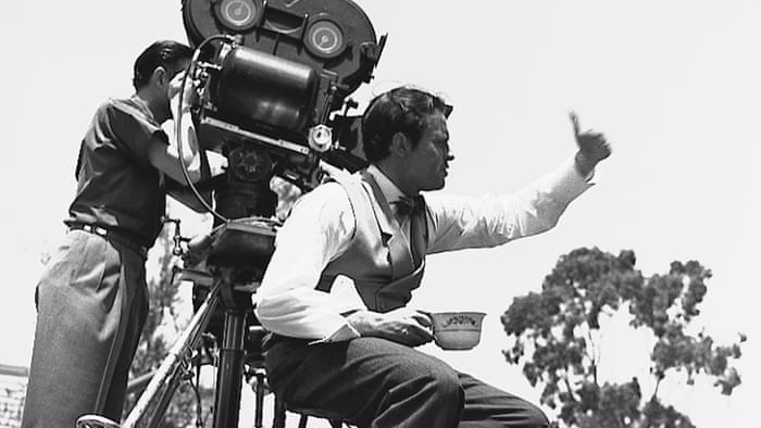 Lucas tiene una forma muy concreta —y ligeramente dictatorial— de pedir que le cuentes un cuento. 

Quicir, yo me imaginaba que un niño pequeño te diría “Papá, ¿me cuentas un cuento?” y tú abrirías alguno de los que le has comprado y que proceden del descomunal catálogo de