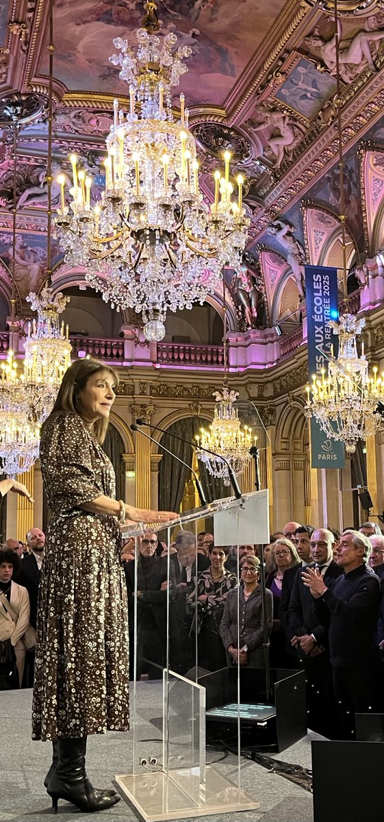 mpdelagontrie's tweet image. Vœux de la Maire de Paris ⁦@Anne_Hidalgo⁩ . Les derniers de ses 2 mandats . 12 ans ensemble . Anne aura été une grande maire de Paris, une vision, du courage, de la persévérance . Merci Anne !
