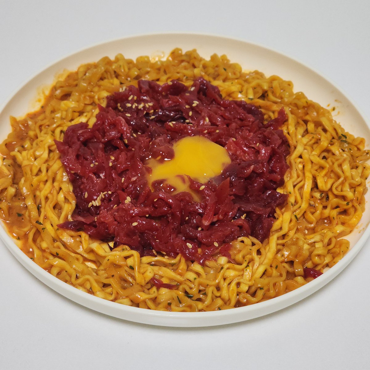 오늘의 메뉴는
육회 까르보불닭이야 으무!
다들 오늘도 맛저해 으무!