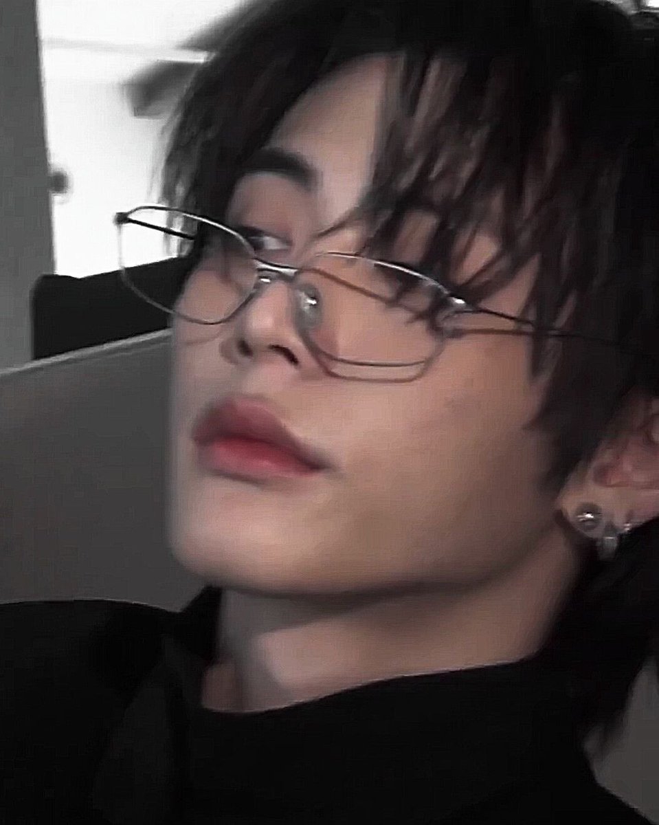 taesnique's tweet image. #태산: we moved on from this look way too fast 🕷️