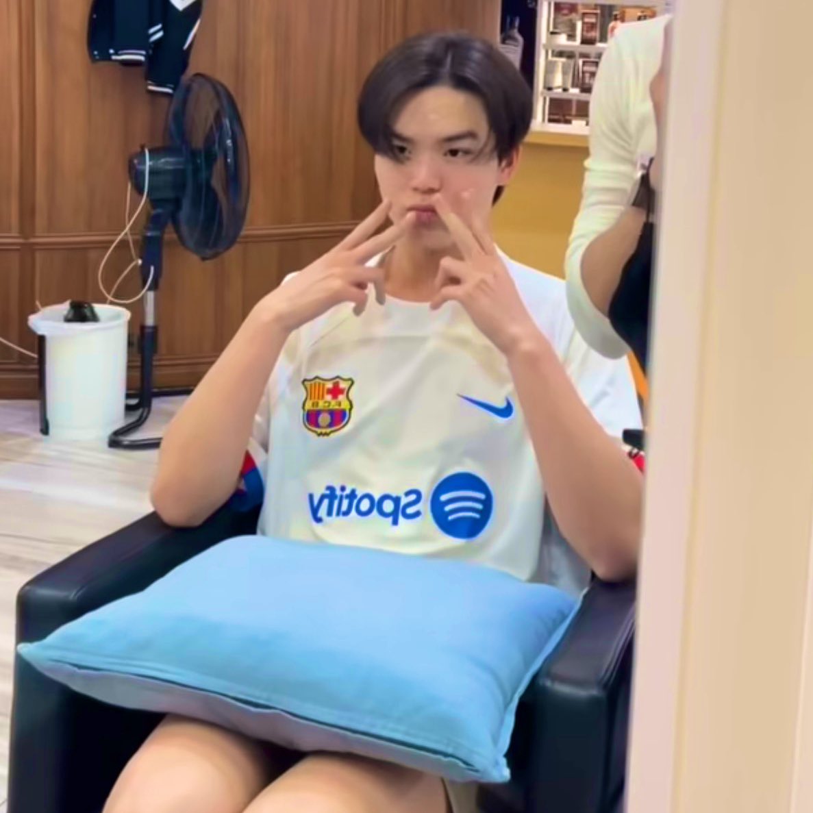 gift__lee's tweet image. ได้ยินคำว่านั่งดีๆดังมาจากขวามือ