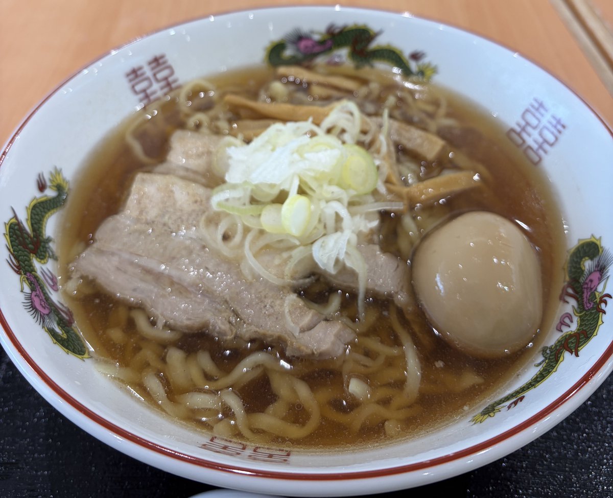 2日連続で初めましてのラーメン屋さん🍜
昨日は街中にできた「麵や∞(むげん)」さん。丁寧にとられたダシと背脂の甘さが🤤
今日は三川イオンに限定出店してる「中華そば玄武」さん。王道あっさり中華そば…沁み渡る美味しさ！大盛りで食べたかった(大盛り不可)。