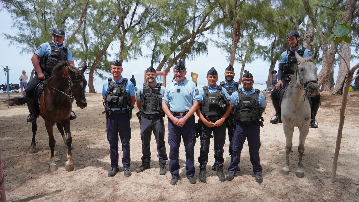 Gendarmerie's tweet image. #ÀVosCôtés 🐎 Pendant la période estivale ☀️ sur l'île de La Réunion, les #gendarmes patrouillent à cheval sur le littoral de Saint-Gilles grâce à un poste équestre provisoire.
➡️ Proximité avec la population
➡️ Prévention et intervention rapide dans les zones difficiles d’accès