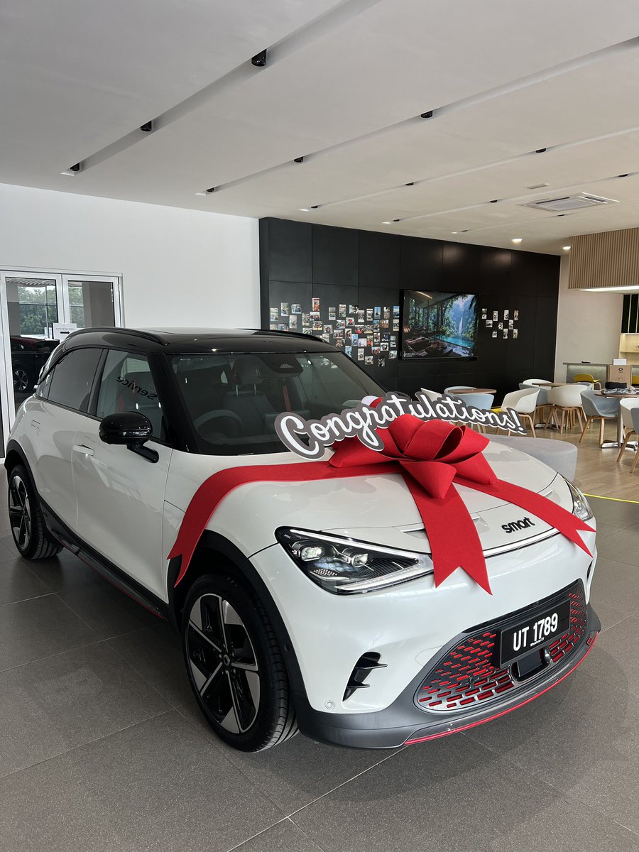 faiztasnim1's tweet image. Congratulations!🥳 
.
Ms Fathinie give surprise special gift her parents🤩
.
On your new purchase smart #1 BRABUS DIGITAL WHITE and welcome to smart Family!🚗🚙
.
faizwheelcorpevsetiaalam.com
.

#smartev #smartsetiaalam #smartByWheelcorp #smartbrabus #mercedessmart #abgsmart