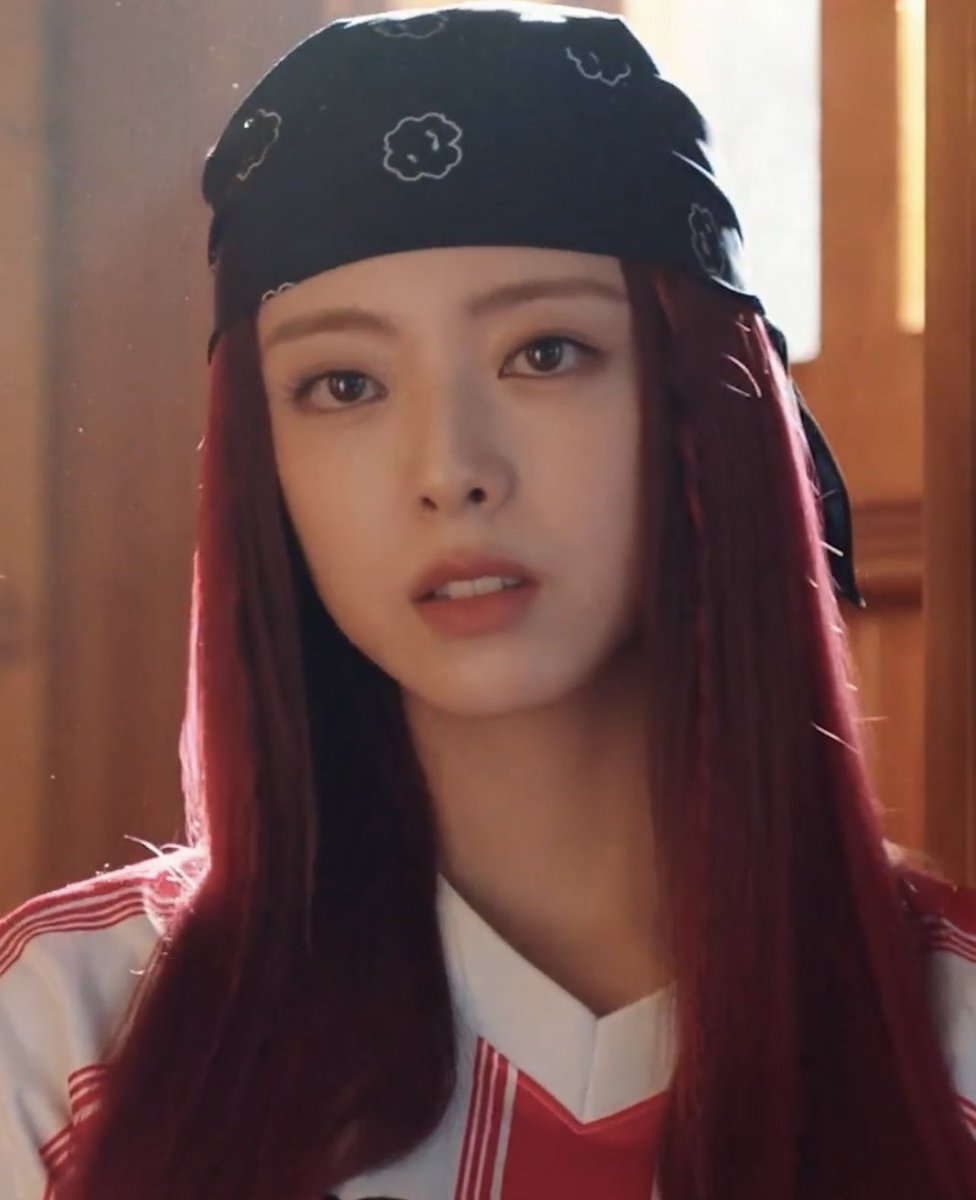 jisupopbase's tweet image. ITZY’s Lia shows pride and excitement in Yuna’s acting in Undercover Miss Hong!

🍯: “Hey, did you guys see Yuna?!
Undercover Miss Hong!!!
Rose
Did you see it?
So proud and so cute
I’m so excited hehehehehe”
🫧: “Yuna must've been so busy preparing for her solo and acting too~~…