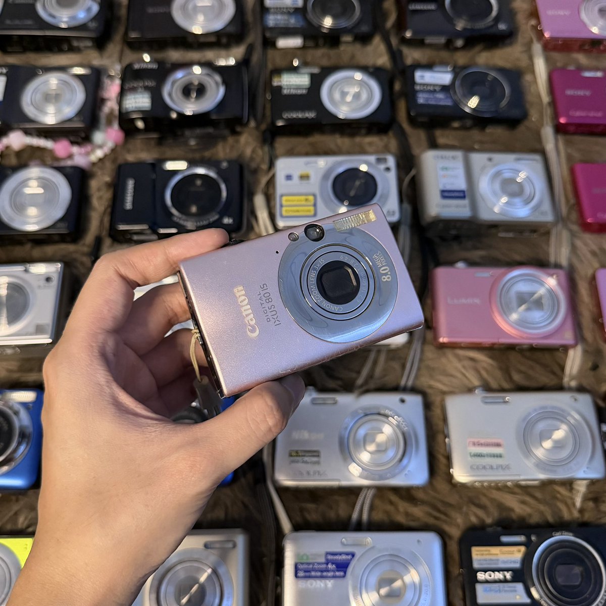 กล้องล็อตใหม่มาทุกวันน มี 50 ตัว+ 📸
(มีมากกว่าในภาพ) ลงวันนี้ 21:00 🪽 

📍rt + mention or ปัก 
ลด 100 บาททุกตัวค้าบ 🚦
+ แถม sticker ทุกออเดอร์ !

(เดี๋ยวมาลงรายละเอียด+ราคาในเมนชั่นคับ)
ส่งฟรี j&amp;t / ส่งแมสในกทม.ได้

#กล้องดิจิตอลมือสอง #กล้องดิจิตอล