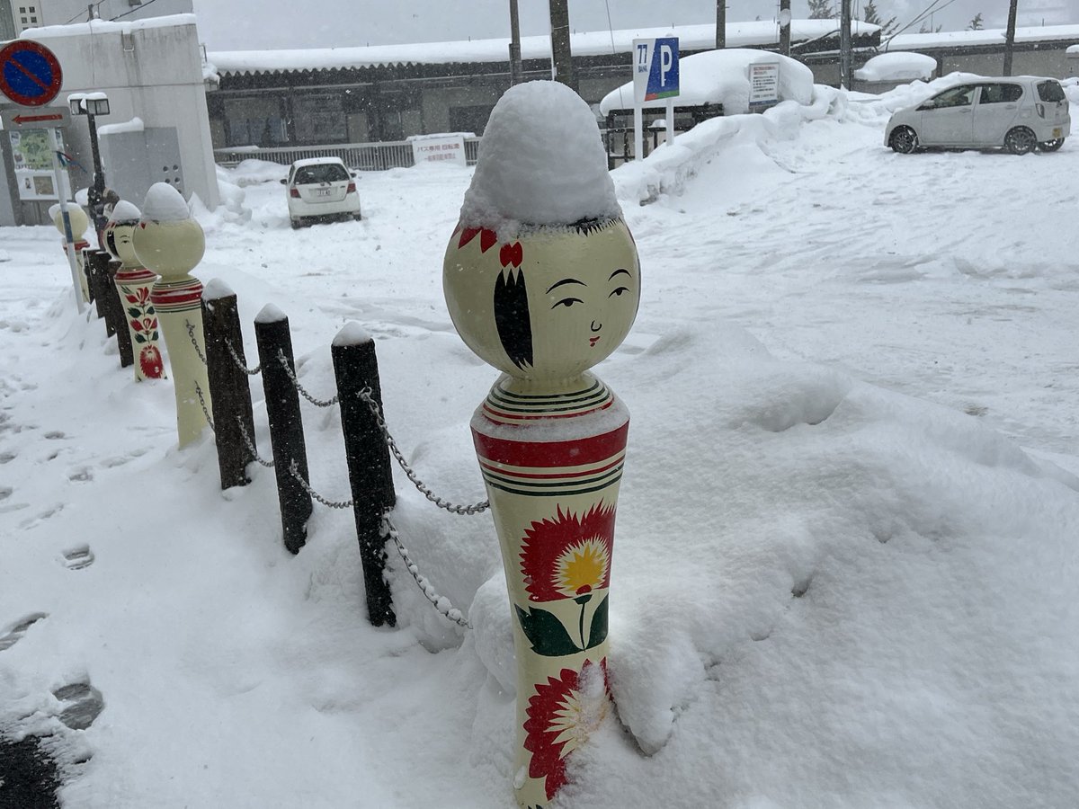 風っこストーブ号が1/24と25に仙台⇔鳴子温泉間で運行されます。

良い塩梅に雪が降れば鳴子温泉駅前のこけしたちもいつもとは違うお洒落な髪型を披露してくれるかもですね。

写真は、冬なのに窓無し風っこ(ストーブ車両じゃない方の窓枠外して運行)の団臨(2022.2.23)で到着後に撮影