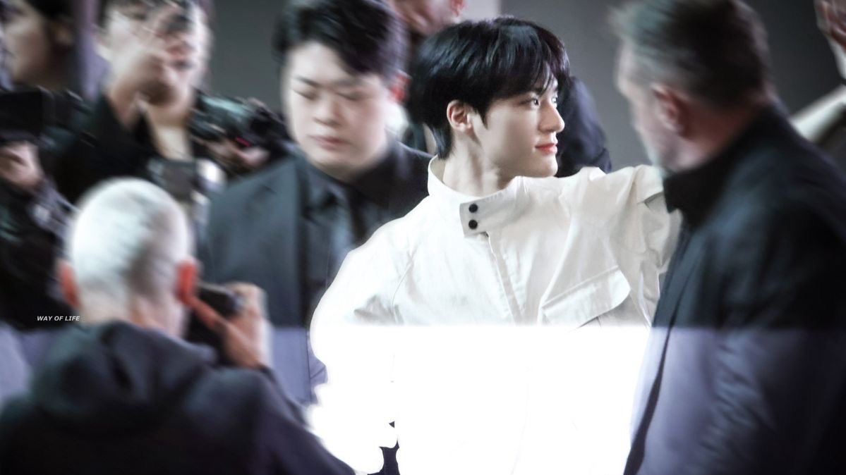 aijiyw's tweet image. fashion week jeno you’re so dearly missed :(