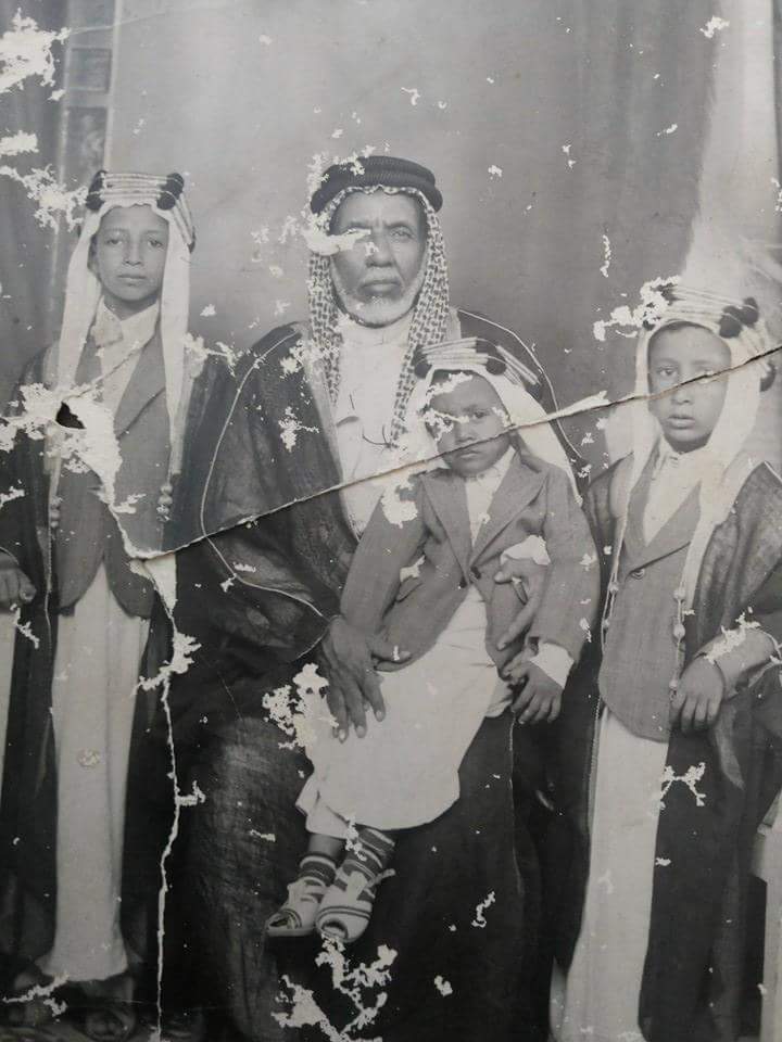 codeandclan's tweet image. Among the Qurayshi nobility, there are lineages carrying the Natufian Y-DNA haplogroup E-M35.
One such figure is Sharif Abdullah bin Jassas, who served as the custodian and representative of his ancestral lineage.
From his descendants is Sheikh Sharif Sharaf bin Jassas, the…