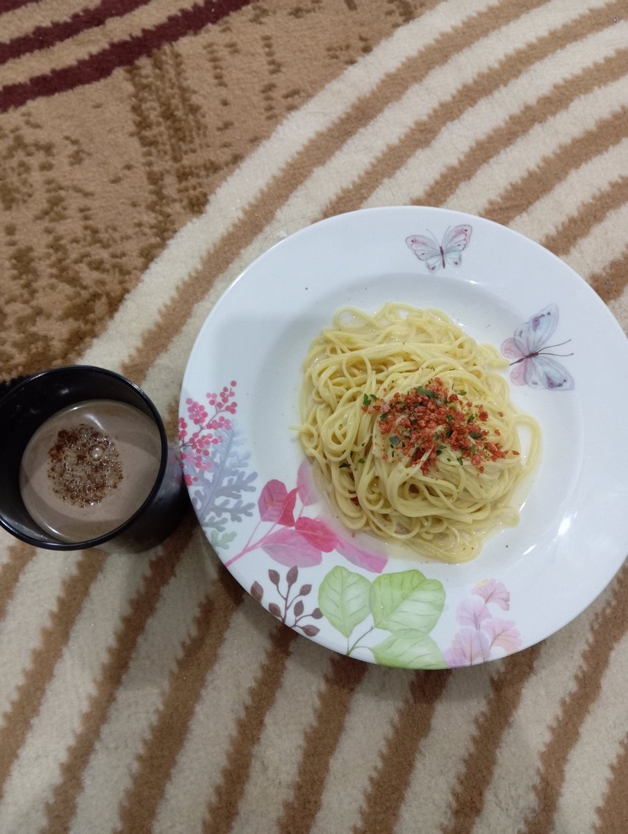 Bjir ternyata setelah jadi ibu menikmati mie instant dan kopi saat anak tidur itu adalah sebuah me time yg sangat alhamdulillah ya allah mantap, makan nya sambil nonton podcast dengan volume yg sangat kessssyiiiil