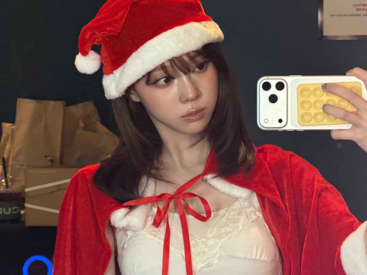 rinter's tweet image. “merry christmas” (sorry i’m late). i grabbed a santa hat and imagined being santa for a bit. if i were santa, what would you ask for? one wish only. tmi: this santa came out of the mirror.