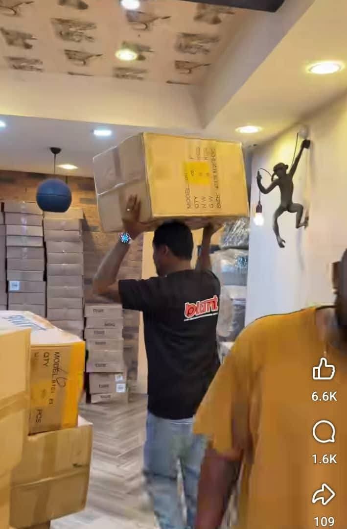 VictorDiffers's tweet image. Blord follow Dey offload him own container 😳