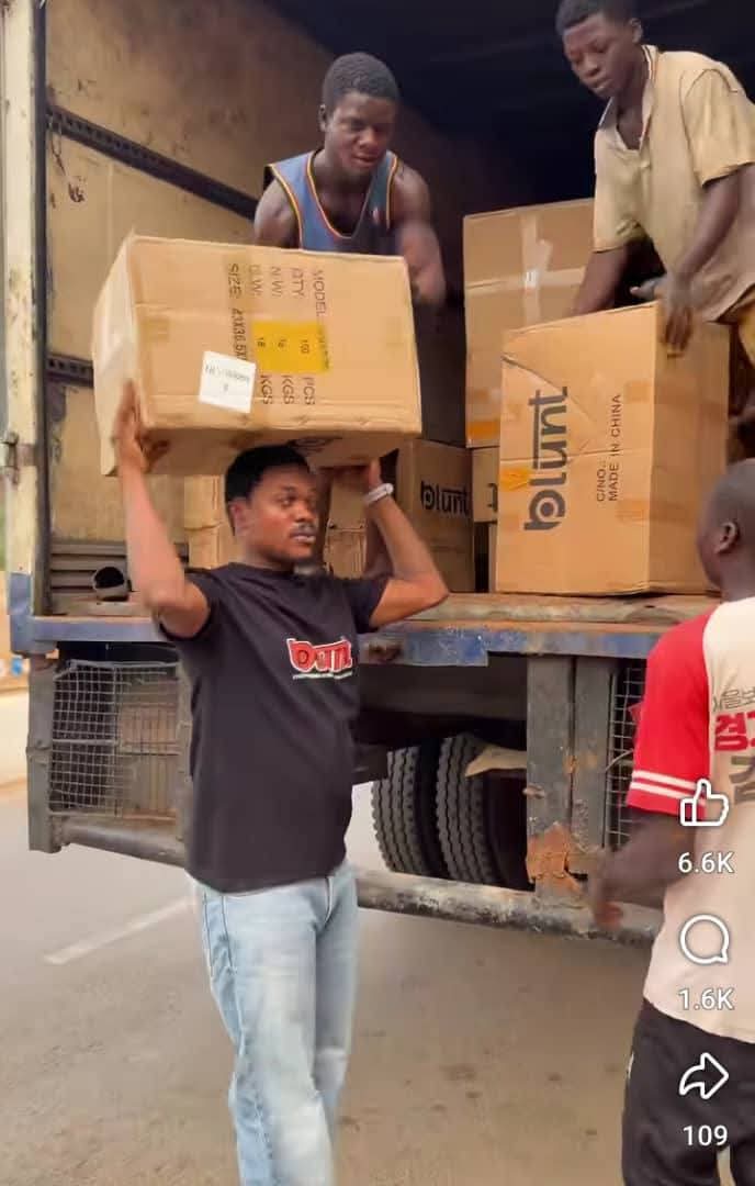 VictorDiffers's tweet image. Blord follow Dey offload him own container 😳