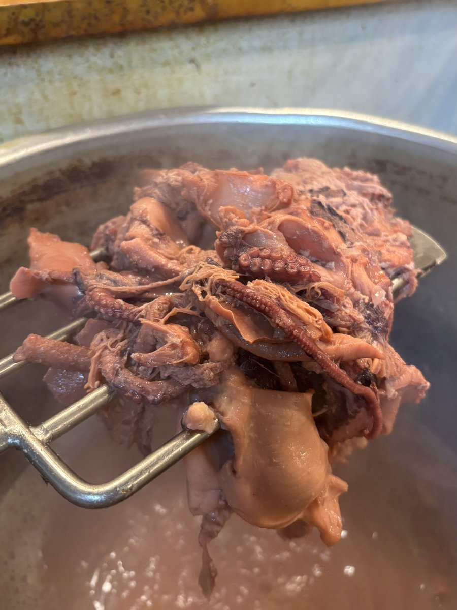 タコ20kg！ タコだけで出汁を取ったラーメン。 寸胴は見たことない