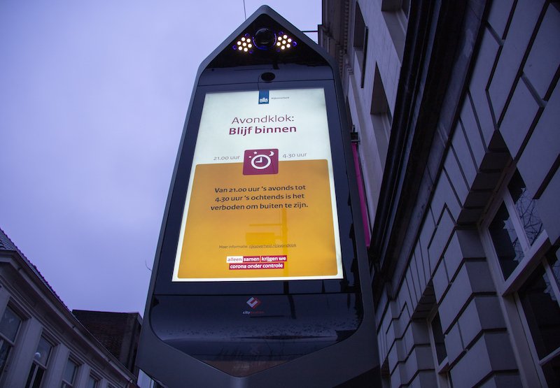 Vandaag staan we weer in de Rechtbank voor onze zaak over de avondklok en het spoedappèl van de overheid, dat gedaan kon worden slechts vier uur nadat deze coronamaatregel van tafel werd geveegd door de rechter. Deze zaak loopt inmiddels al twee jaar en nog altijd hebben wij niet