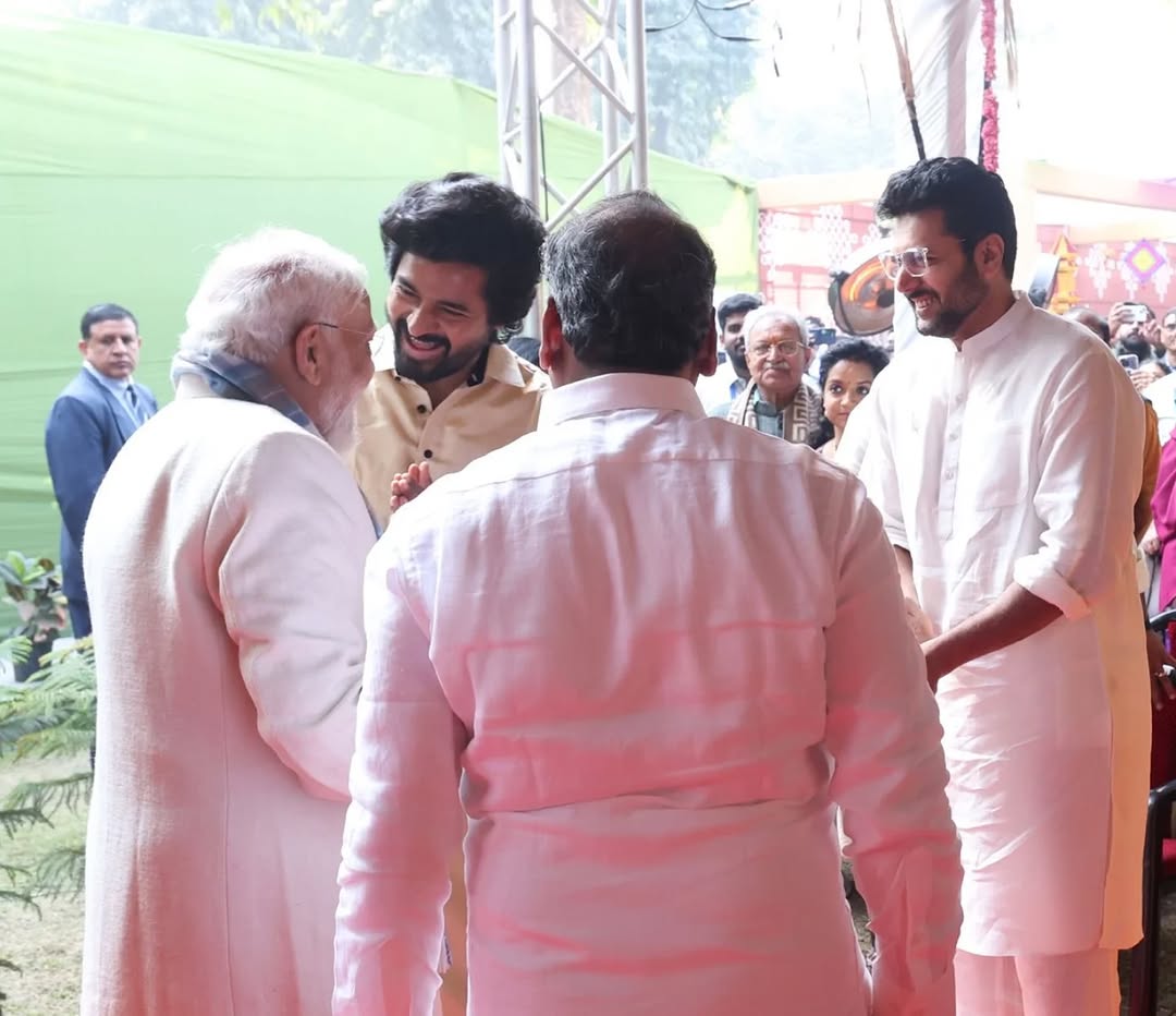 TVKSyed's tweet photo. டெல்லி தான் இந்தியாவா
தீ பரவட்டும்🔥🔥💥
ஆஹா.. எப்படிப்பட்ட வரிகள் !!!
#ParasakthiDisaster #bjp #dmk #dmksurrendertobjp https://t.co/zGCaXWvuVh