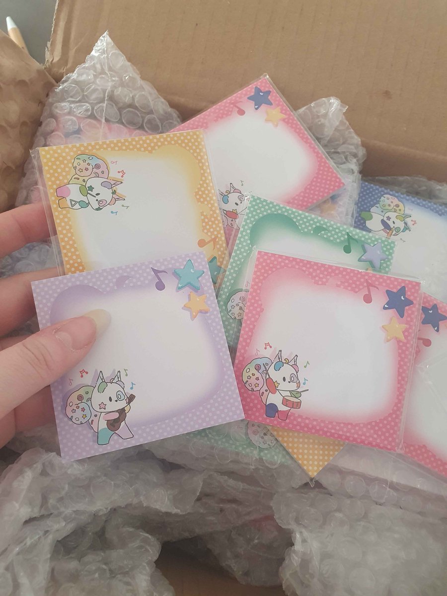 Ho Ho Ho, regardez ce que j'ai reçut ce matin ! 
Pas moins de 200 block de post-it xD le carton est lourd ! 

(post-it dispo à l'achat sur mon shop kofi)