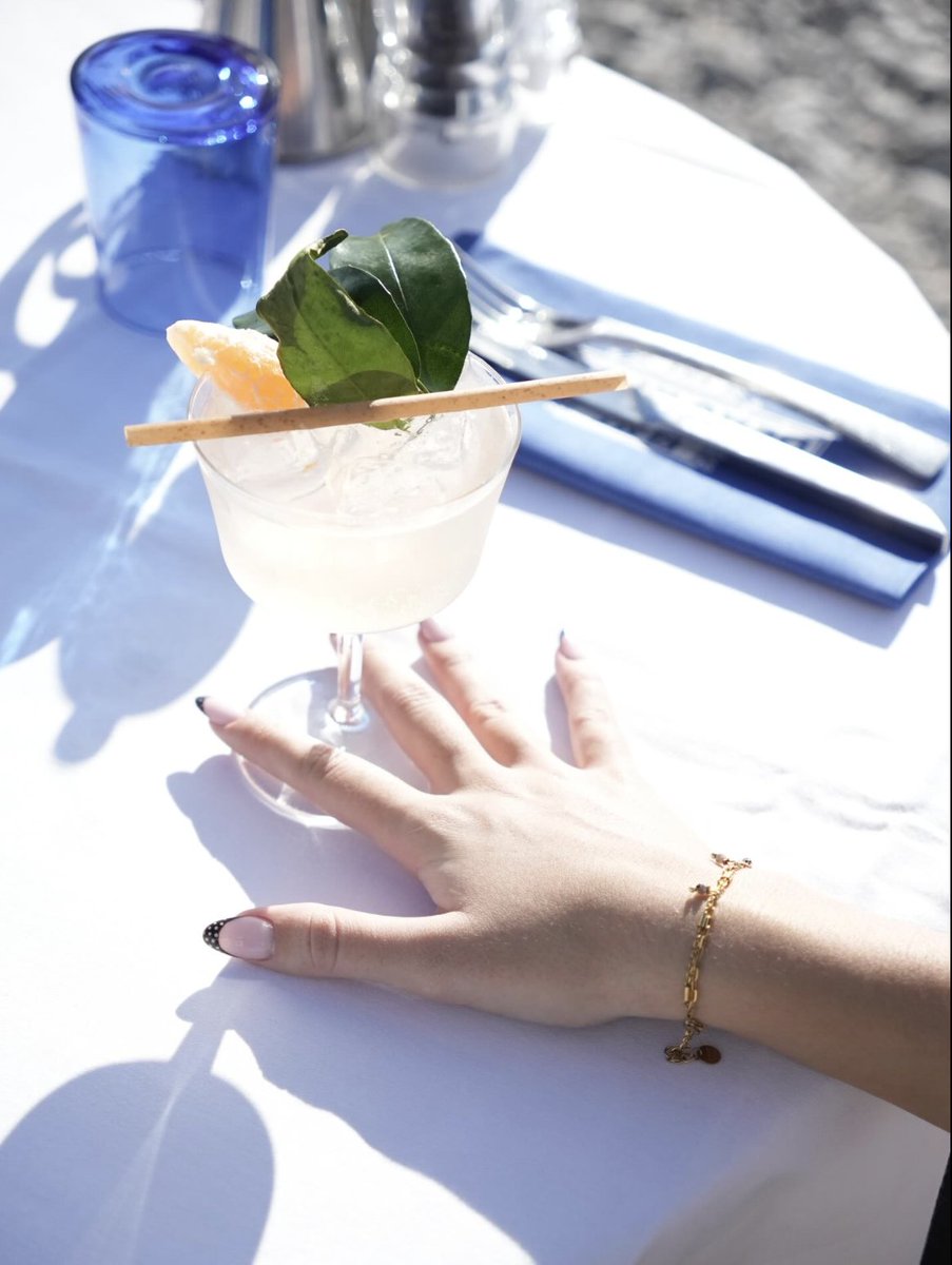 À la plage Beau Rivage, la lumière azuréenne sublime chaque détail.
Un cocktail frais, une brise légère, un décor méditerranéen.
Le bonheur tiens parfois dans un simple verre.
L’abus d’alcool est dangereux pour la santé.