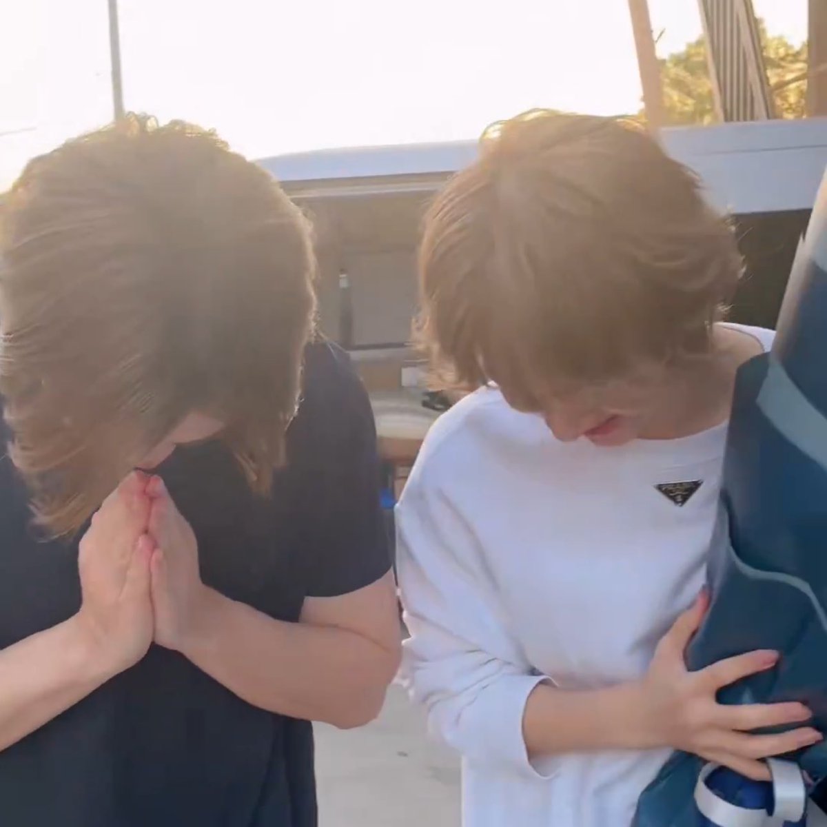 ppetchsp's tweet image. หรือว่า ซีนิวถ่ายพรีเซนเตอร์อะไรป้ะ 😳 ได้ดอกไม้ด้วย พี่ซีบอกลูกค้าให้ ได้คนละช่อเลย กิ้ดดด !