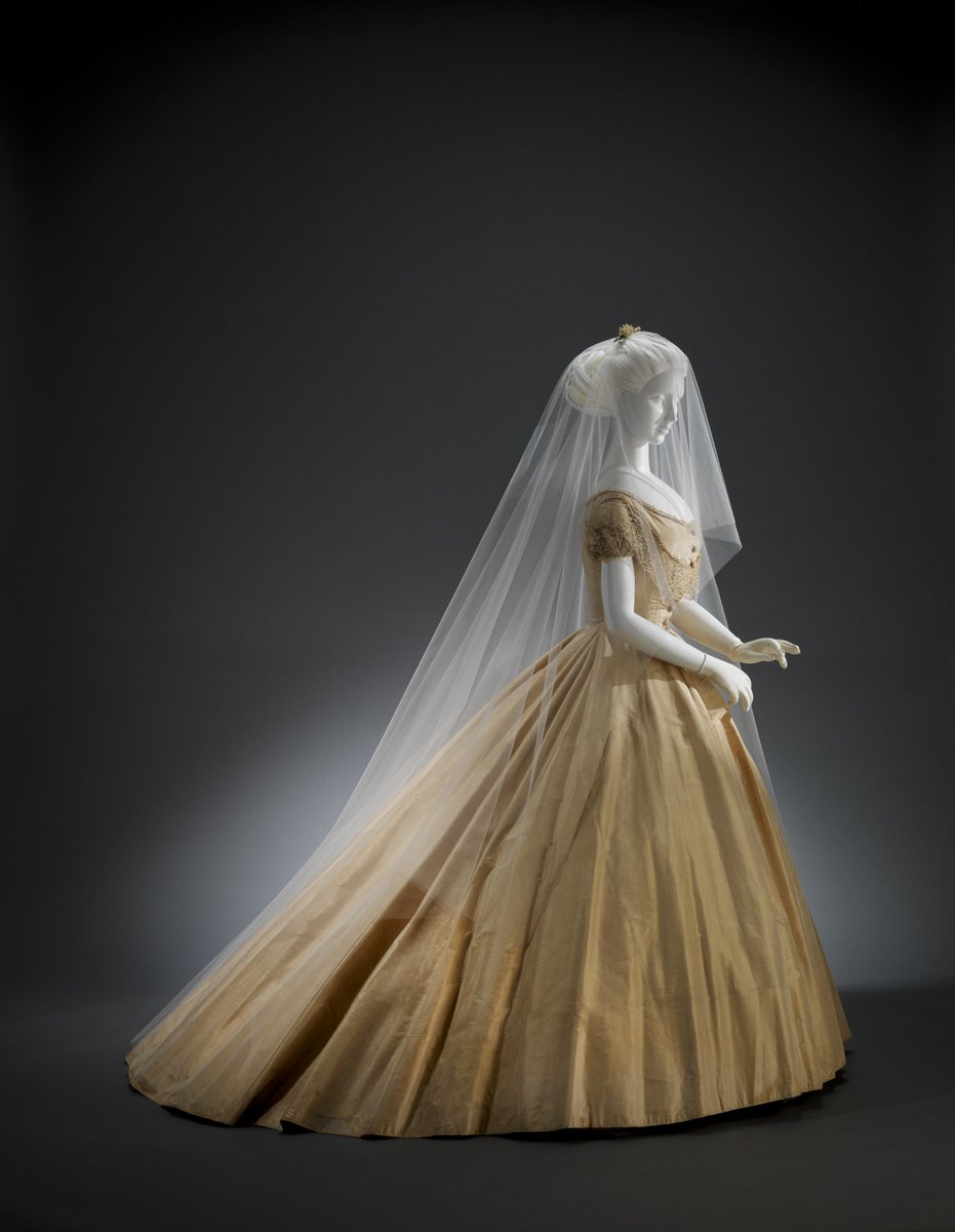 Wedding dress, 1866. Cincinnati Museum of Art.