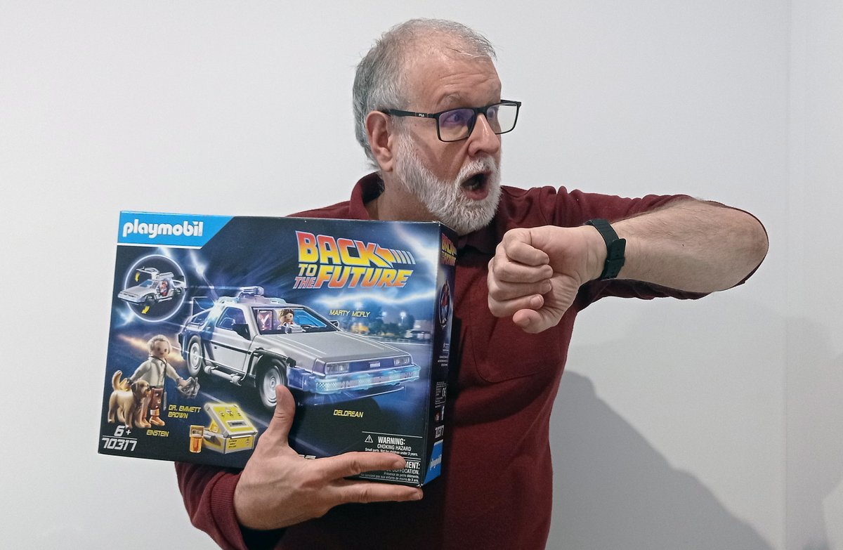 🚀 ¡Atención frikilósofos del tiempo!   Paco no puede dejar de mirar su reloj y sujeta sus juguetitos de la película, esperando que llegue el momento de escuchar el podcast en el DeLorean.  🎧 El viernes estará en abierto. 
#PodcastFrikilosofía #RegresoAlFuturo #VolverAlFuturo