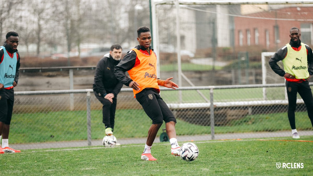 RCLens's tweet image. L'Aigle 𝐦𝐚𝐥𝐢𝐞𝐧 🇲🇱 de nouveau sur le sol 𝐚𝐫𝐭𝐞́𝐬𝐢𝐞𝐧 🔴🟡

De retour du Maroc où il a disputé la #CAN2025, @msangare2002 a retrouvé ses coéquipiers ainsi que les terrains de La Gaillette Gervais Martel. 🔙

#FiersDEtreLensois