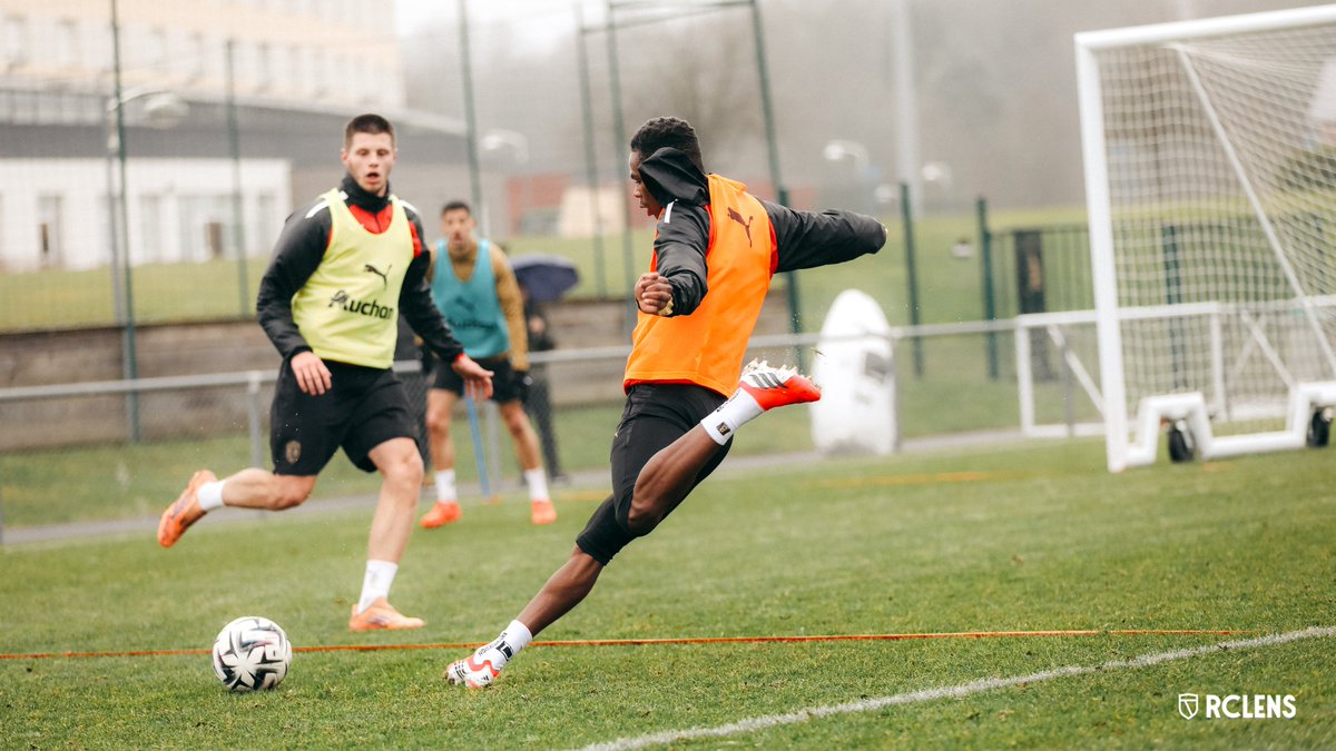 RCLens's tweet image. L'Aigle 𝐦𝐚𝐥𝐢𝐞𝐧 🇲🇱 de nouveau sur le sol 𝐚𝐫𝐭𝐞́𝐬𝐢𝐞𝐧 🔴🟡

De retour du Maroc où il a disputé la #CAN2025, @msangare2002 a retrouvé ses coéquipiers ainsi que les terrains de La Gaillette Gervais Martel. 🔙

#FiersDEtreLensois