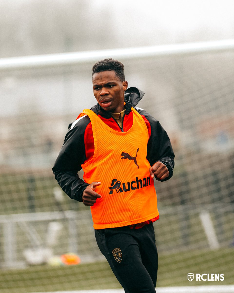 RCLens's tweet image. L'Aigle 𝐦𝐚𝐥𝐢𝐞𝐧 🇲🇱 de nouveau sur le sol 𝐚𝐫𝐭𝐞́𝐬𝐢𝐞𝐧 🔴🟡

De retour du Maroc où il a disputé la #CAN2025, @msangare2002 a retrouvé ses coéquipiers ainsi que les terrains de La Gaillette Gervais Martel. 🔙

#FiersDEtreLensois