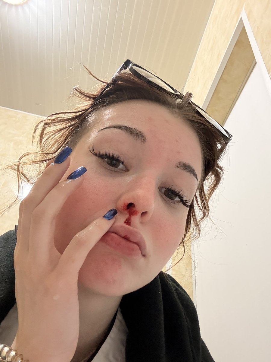 elfelev's tweet image. это я сегодня в восемь утра на работе ахуела от неожиданности