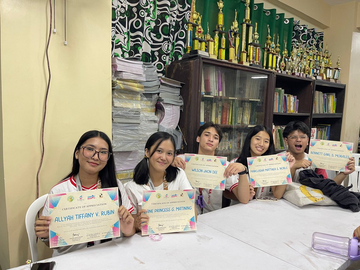 angatbuhay_ph's tweet photo. CONGRATULATIONS, LEARNERS! 🎓

Nagtapos na ang learners ng Batch 2 ng Bayan Ko, Titser Ko Program sa San Jose Elementary School. https://t.co/ECqsBENoXB