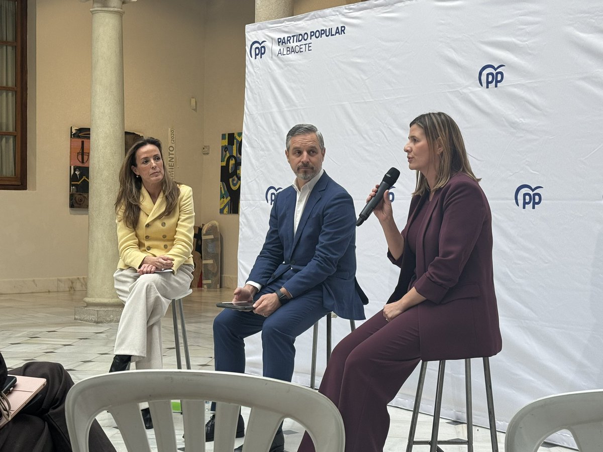 El PP en Albacete ha llenado el Centro Cultural de la Asunción para escuchar a Juan Bravo Baena con “nuestro contrato con autónomos”.
<a href="/Selopezmanuel/">Manuel Serrano</a> <a href="/juanBravoBaena/">Juan Bravo Baena</a>