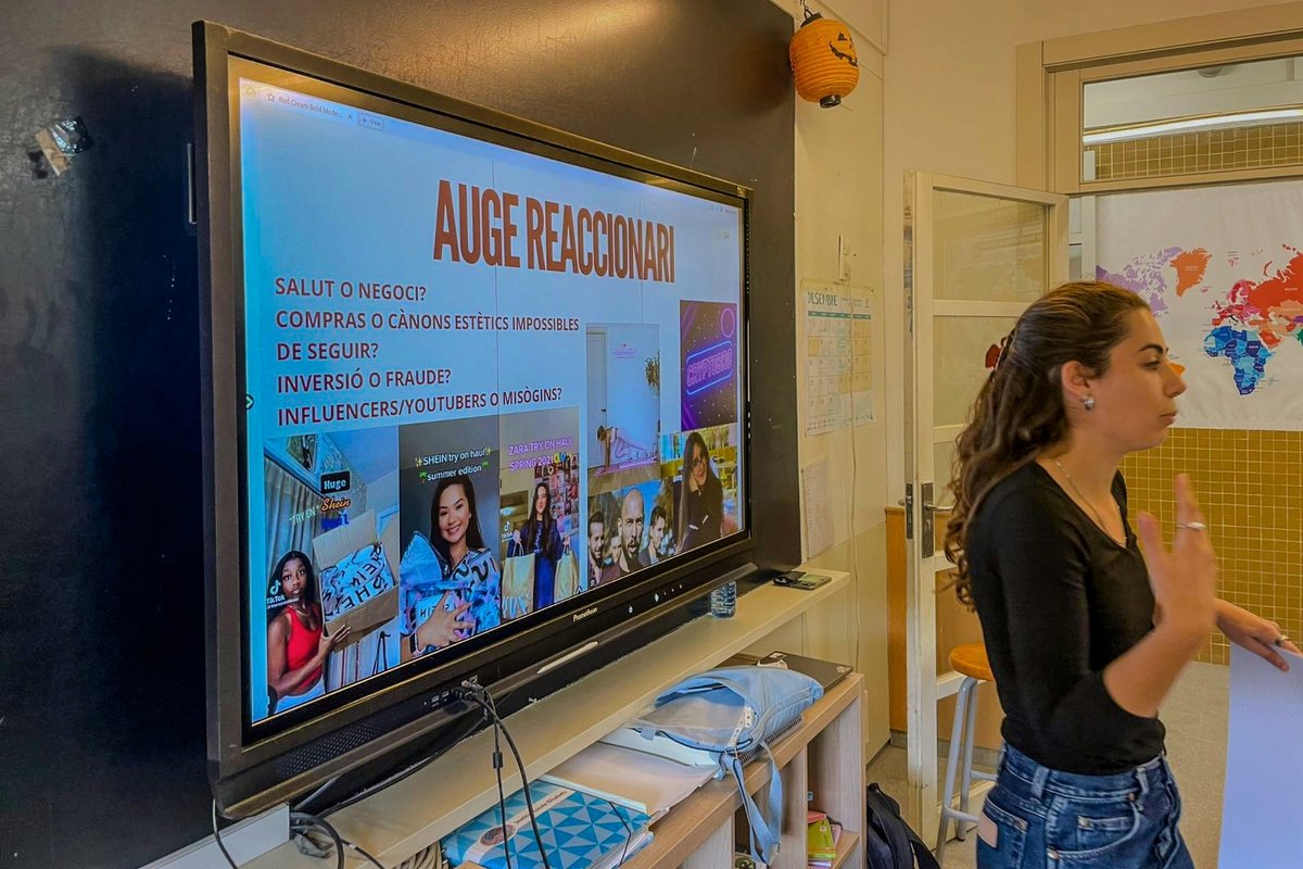 Nexescat's tweet photo. 🔄🏫 Repensant l'economia des de l'aula!

El nostre #APS avança amb @ieelisabets descobrint les Economies Transformadores com l'Economia Feminista o l'Agroecologia. 🌱

Gràcies @RIPESSEurope per la sessió i @Shoot4Change per la col·laboració!

🏛️ Suport de @barcelona_cat https://t.co/JBnoV19ZWp