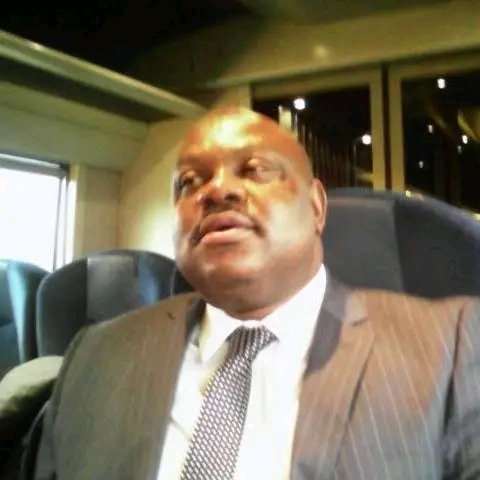 Regardez-moi ce clown de Wilfrid Okoumba. Quelqu’un qui est entre la vie et la mort se permet, à chaque fois que sa bouche sale s’ouvre, d’insulter les Fang. Cher M., faites très, très attention.