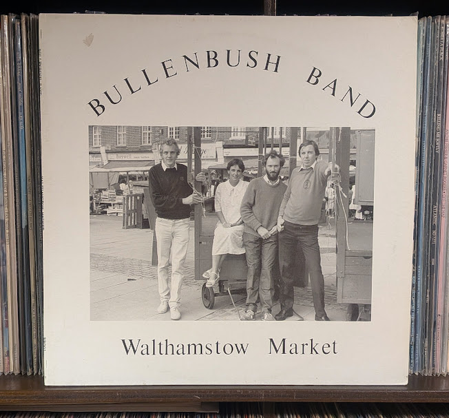 BULLENBUSH BAND-Walthamstow Market '87 UK

ロンドン北部を拠点に活動してたブリティッシュ　フォークバンド。驚くのは2曲目の"The Clown"。紅一点Sue Bembridge自身が書いた曲でピアノと生ギターで淡々と歌われる英国の陰りを感じさせる哀愁にみちた曲。もうこの一曲で決まり！

#waterloorec #