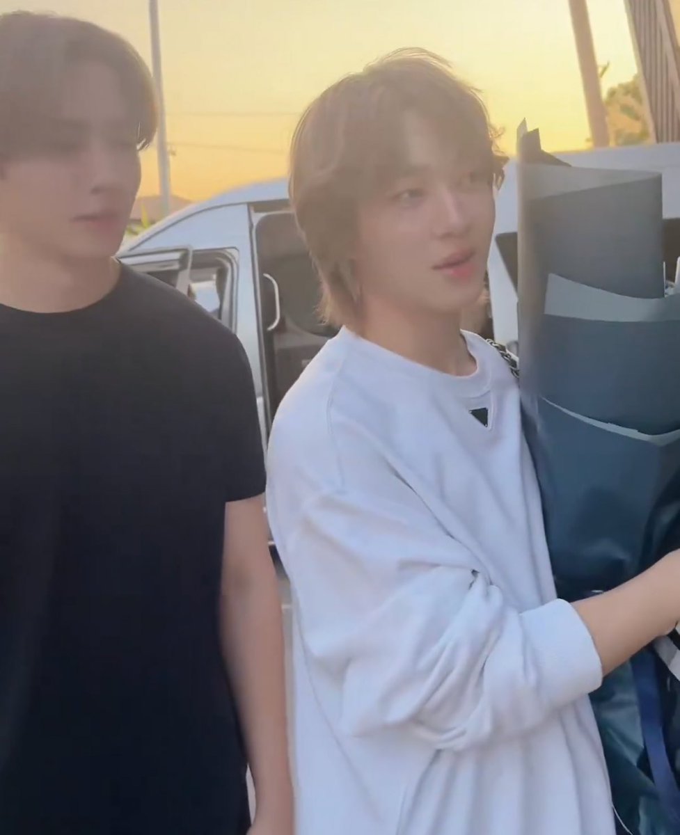 jellymyncw's tweet image. ถ้าไม่กลับด้วยกัน จะถือดอกไม้ 2 ช่อทำไม อ่าวเห้ย