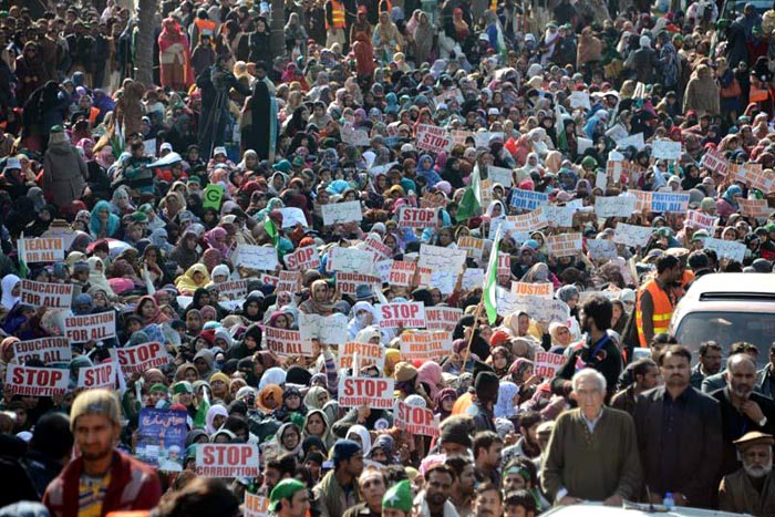 MWLCP's tweet image. Dr. Qadri led millions with a clear message: Don’t just change faces, change the system. Only then can justice, equality &amp;amp; peace prevail.

#PATLongMarch2013 
@PATofficialSM