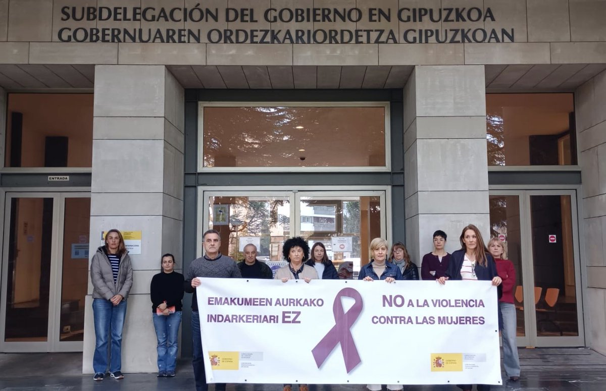 El personal de la AGE, ha guardado un minuto de silencio, por las últimas víctimas de violencia machista.
AGEko langileek minutu bateko isilunea gorde zuten genero-indarkeriaren azken biktimengatik.