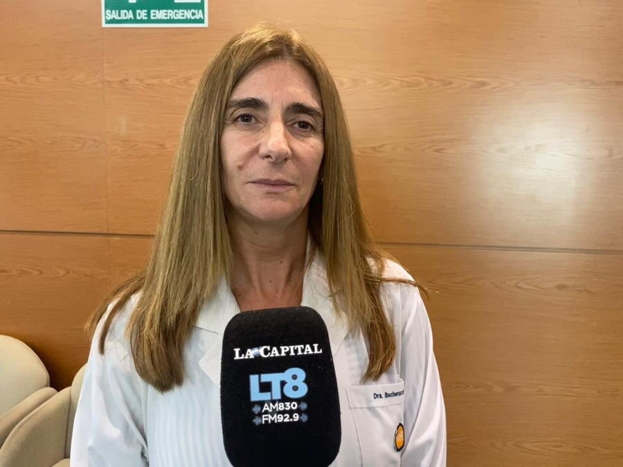 LT8am830's tweet image. #ElPrimero l @maxiklan en el HECA junto a su directora Andrea Becherucci, con el estado de salud de Cintia, la mujer que estaba desaparecida y encontraron en la barranca "Se está compensando de manera general, hidratación, etc. Tiene lesiones producto de estar a la interoperie"